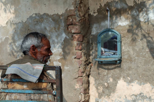 Agra - Wachten op de kapper op de parkeerplaats bij het Fort van Agra