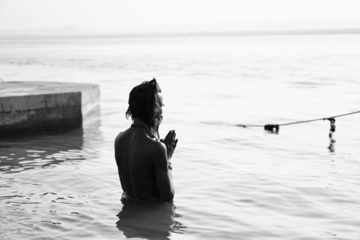 Varanasi - Ochtendgebed in de heilige rivier