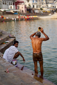 Pushkar - Onderdompelen met heilig water in India