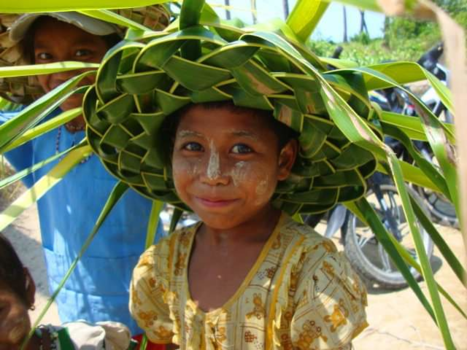 Myanmar - Mamma helpen met hoeden verkopen