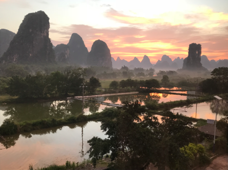 Yangshuo - Zonsopkomst in het karstgebergte in Yangshuo