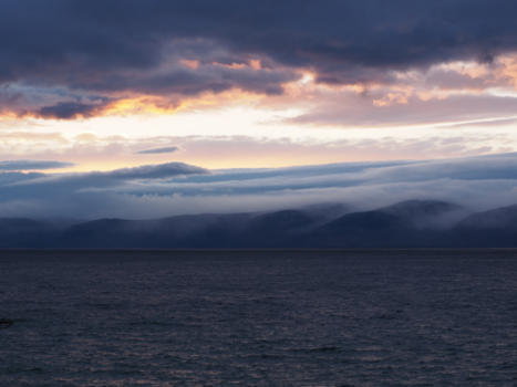 Baikalmeer - Wolkenpartijen bij Olkhon Island, Baikalmeer