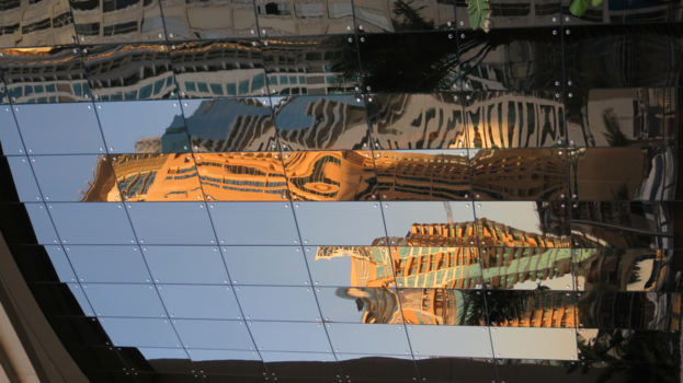 Dubai - wolkenkrabbers in een wolkenkrabber