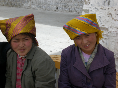 Lhasa - Bezoekers van het Potala-paleis in Lhasa