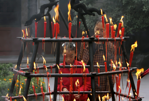 China - kaarsjes aansteken