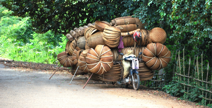 Myanmar - Transport van rieten mandjes naar de markt in Cambodia.