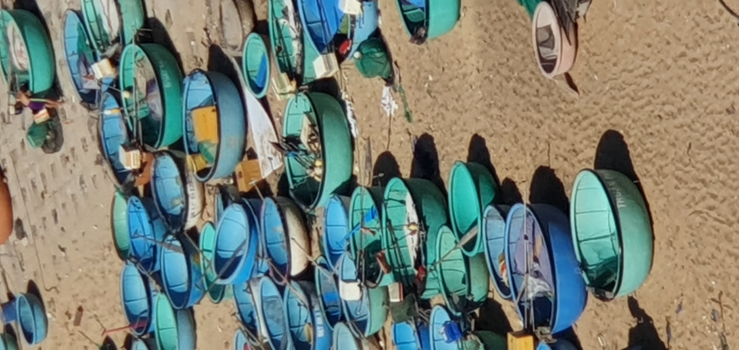 Vietnam - Vietnamese vissersbootjes op het strand