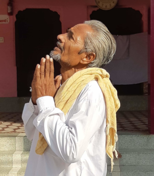 India - Biddende man in de rattentempel in india