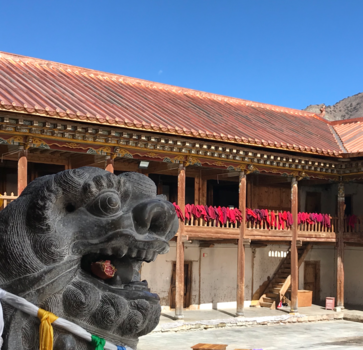 Tibet - Een monnik doet de was.