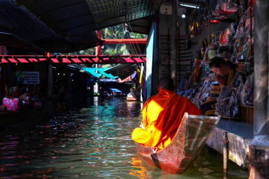 Rondreis Thailand in twee weken - Monk at the Floating Market