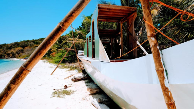 Filipijnen - Boat on a beach - El Nido Paradise