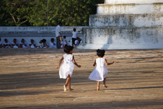 Anuradhapura - Rennende meisjes