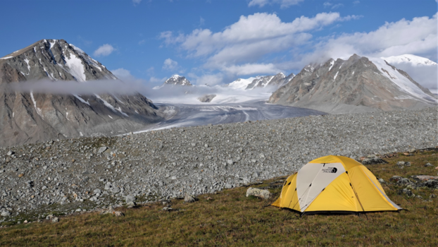 Mongolië - Ontwaken met uitzicht op het reusachtige Tavan Bogd gebergte...