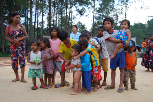 Cambodja - In een lokaal dorpje in de Kirirom mountains kleding uitdelen aan de kinderen