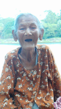 Cambodja - Lief oud vrouwtje zonder gebit voor ankor wat