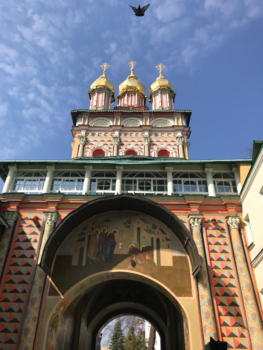 Moskou - Ingang St Sergei klooster met op moment van foto een duif erboven!
