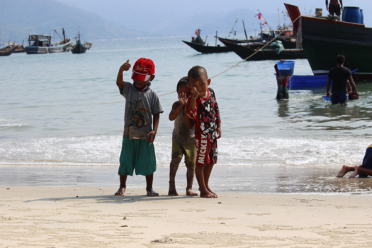 Myanmar - Spelende visser's zoons in Dawei (Zuid Myanmar)