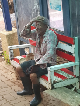 Thailand - thaise man lacht mijn even kale man uit