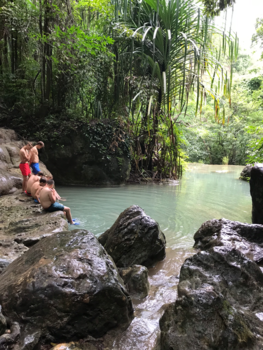 Rondreis Thailand in twee weken - Pubers cHillen bij de watervallen en laten aan hun voeten knAbbelen door visjes