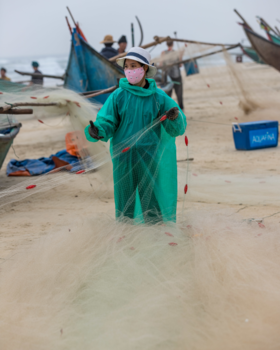 Vietnam - Het hele dorp aan de slag met de vis