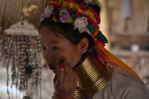 Thailand - Longneck karenvrouw maakt zich klaar voor de toeristen