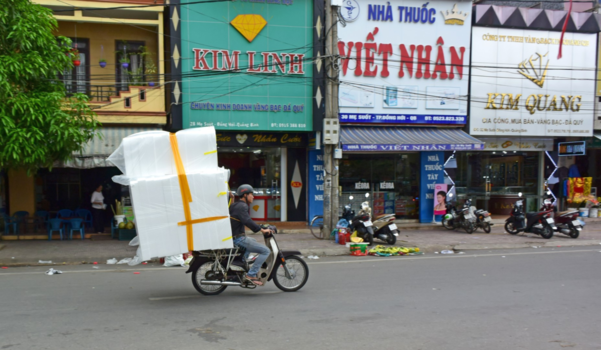 Vietnam - Transport op bromfiets