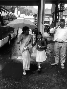 Sri Lanka - Schoolmeisje op het busstation