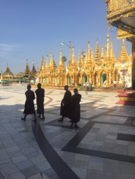 Myanmar - Monniken bij de tempel