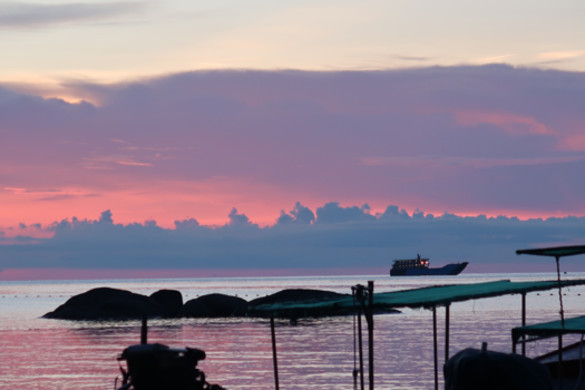 Koh Tao - Een zachte, roze zonsondergang bij Koh Tao harbour