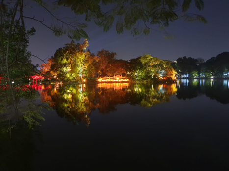 Vietnam - Ho Hoan Kiem in de avond ( Het meer van het teruggegeven zwaard) Hanoi