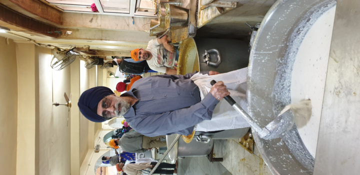 India - Vrijwilliger helpt met koken in Sikh temple in Delhi. Gratis maaltijden elke dag.