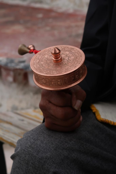 Tibet - Een draaiend gebedswiel in Lhasa, deze mystieke stad ademt religie.