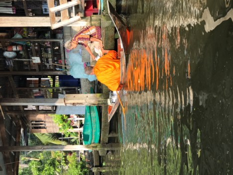 Thailand - Thaise monnik haalt dagelijks eten bij de lokale bevolking in Chiang Mai.