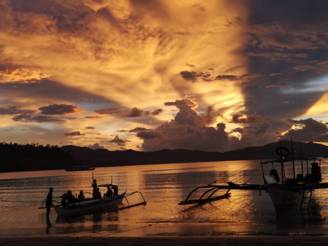 Filipijnen - Zonsondergang, tijd om aan het werk te gaan voor deze vissers