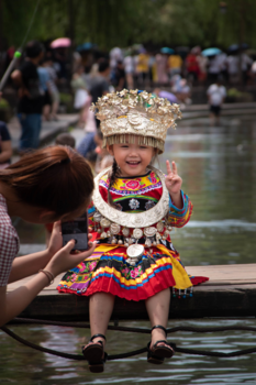 China - Trotse mama in Fenghuang, China