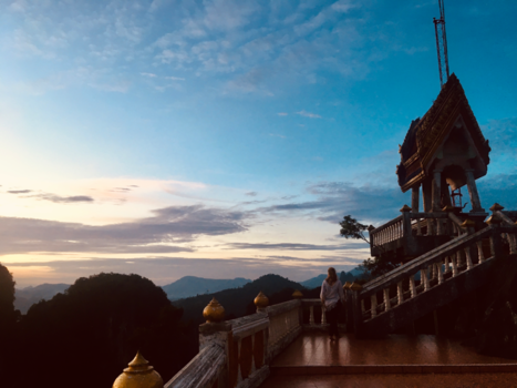 Klimmen in Krabi - Prachtige (onbewerkte) zonsondergang bij een tempel