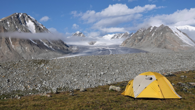 Mongolië - Ontwaken met uitzicht op het reusachtige Tavan Bogd gebergte...