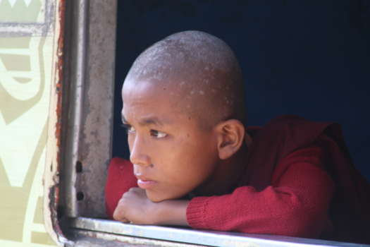 Myanmar - Jonge monnik op de trein richting Kalaw