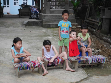 Vietnam - Kinderen in business in White Thai Village in Mai Chau