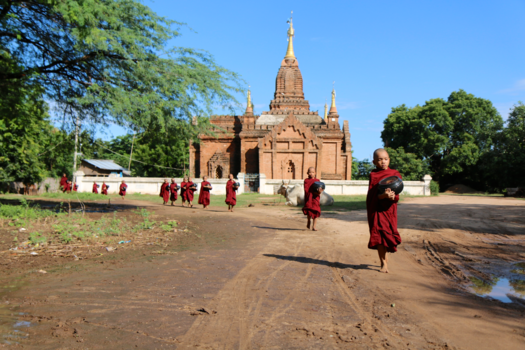 Myanmar - Jonge monniken in Bagan.