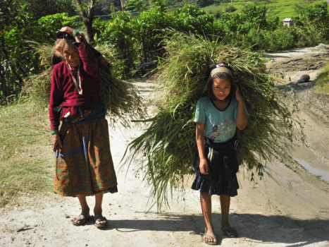 Nepal - Oma en kleindochter aan het werk