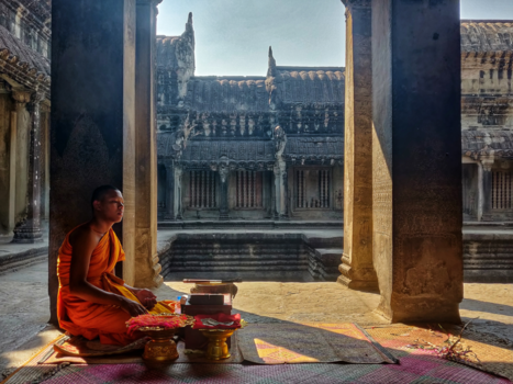 Cambodja - Blessings from a monk at Ankor Wat