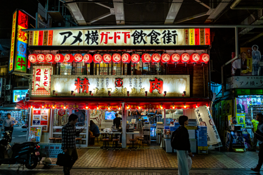 Japan - Restaurant onder een spoorlijn in Tokio