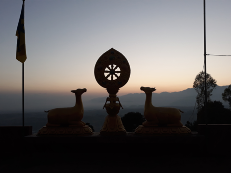 Nepal - Zonsopgang op het dak van een actief klooster.
