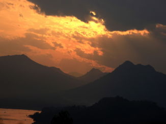 Luang Prabang - Uitzicht vanaf de heuvel met de tempel in Luang Prabang