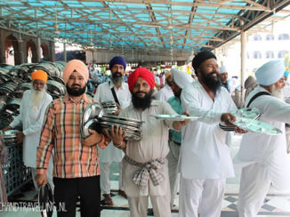 Amritsar - Borden uitdelers voor de gezamenlijke lunch (vrijwilligers)