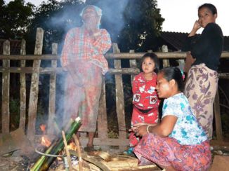 Pai - De dorpelingen koken sticky rice voor ons op het vuur