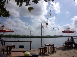 Kampot - Een van de vele en betaalbare hotels langs de idyllische rivier