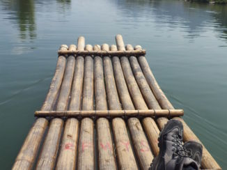 Yangshuo - bamboo boat rit van the giggling tree