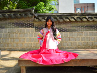 Seoul - Meisje in traditionele kledij